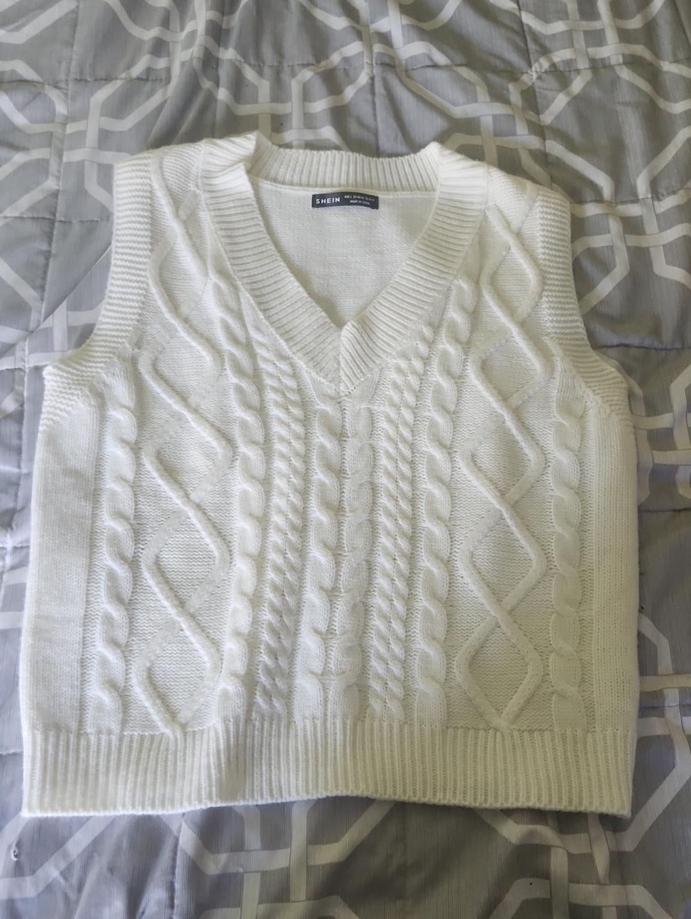 Shein White Cable-Knit V-Neck Sweater Vest Size 8